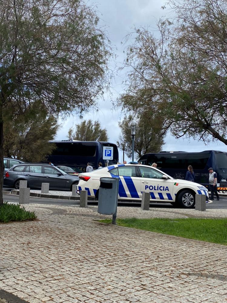 Carros mal-estacionados deixam trânsito bloqueado no Porto Moniz (com fotos)