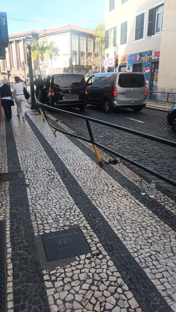 Acidente na Rua do Bom Jesus causa estragos no varandim e condiciona o trânsito