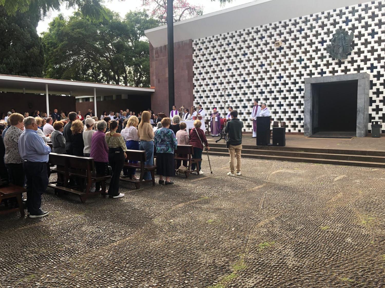 Missa campal em memória dos fiéis defuntos (com fotos)