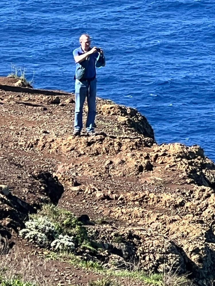 Turistas arriscam-se à beira de um penhasco na Ponta do Pargo (com fotos e vídeo)