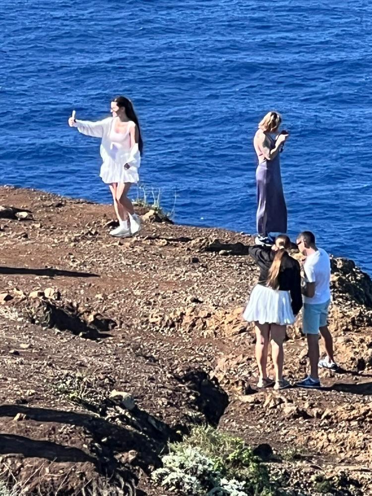 Turistas arriscam-se à beira de um penhasco na Ponta do Pargo (com fotos e vídeo)