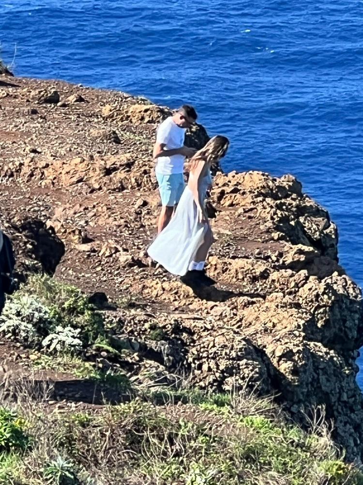 Turistas arriscam-se à beira de um penhasco na Ponta do Pargo (com fotos e vídeo)