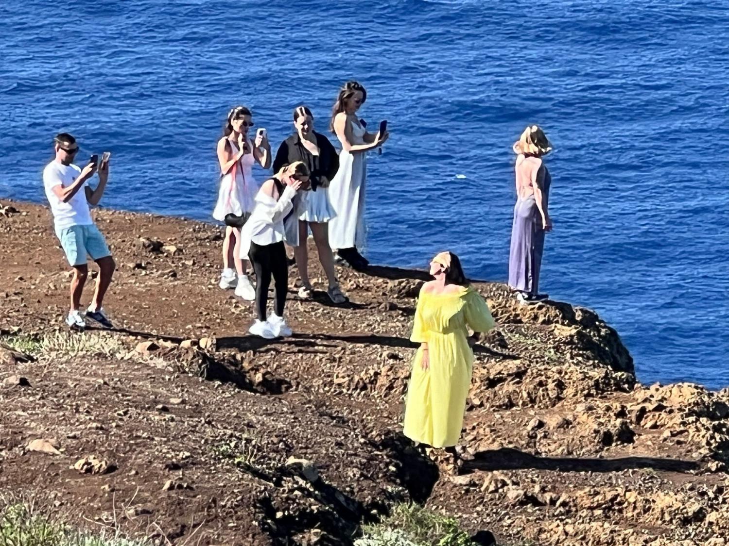 Turistas arriscam-se à beira de um penhasco na Ponta do Pargo (com fotos e vídeo)