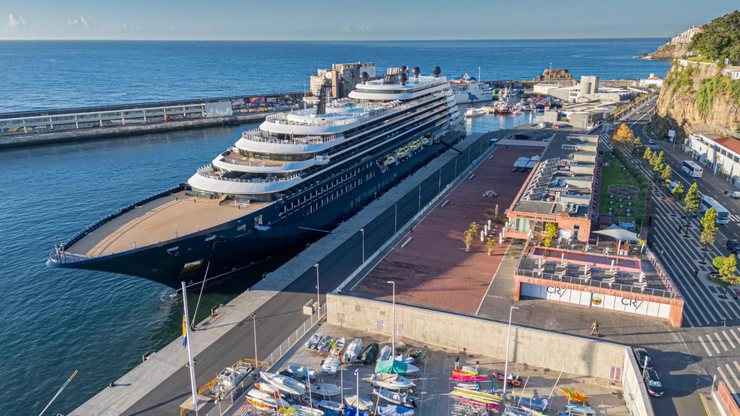 Porto do Funchal com dois navios atracados. Um deles estreia