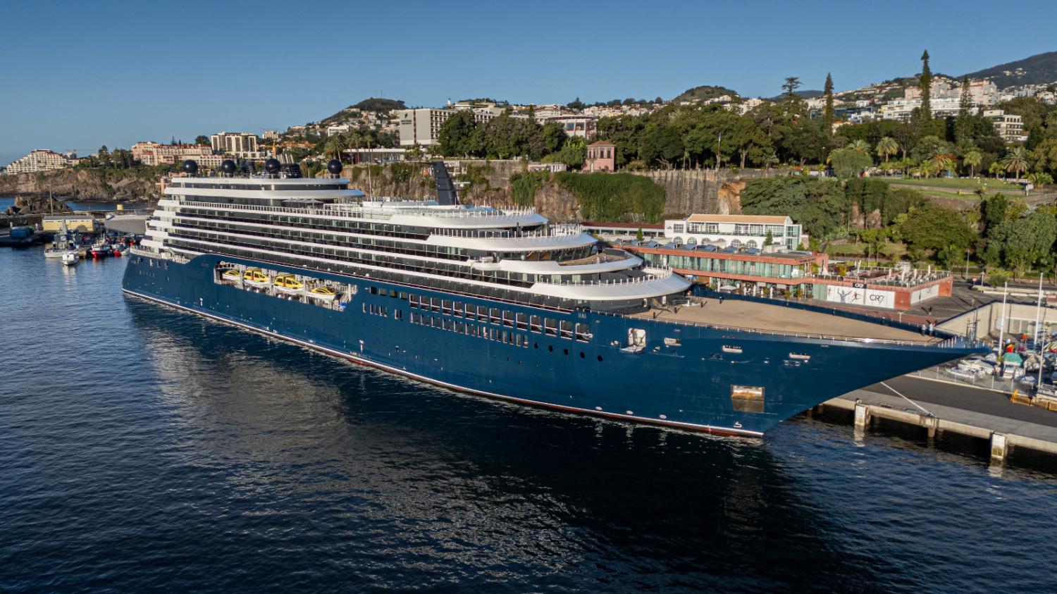 Porto do Funchal com dois navios atracados. Um deles estreia