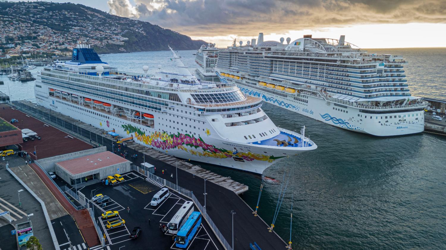 Três navios adornam Porto do Funchal, um deles em estreia (com fotos)