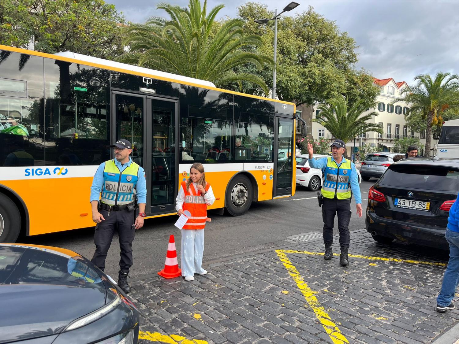 Condutores do futuro abordam automobilistas para terem comportamentos seguros ao volante (com fotos e vídeo)