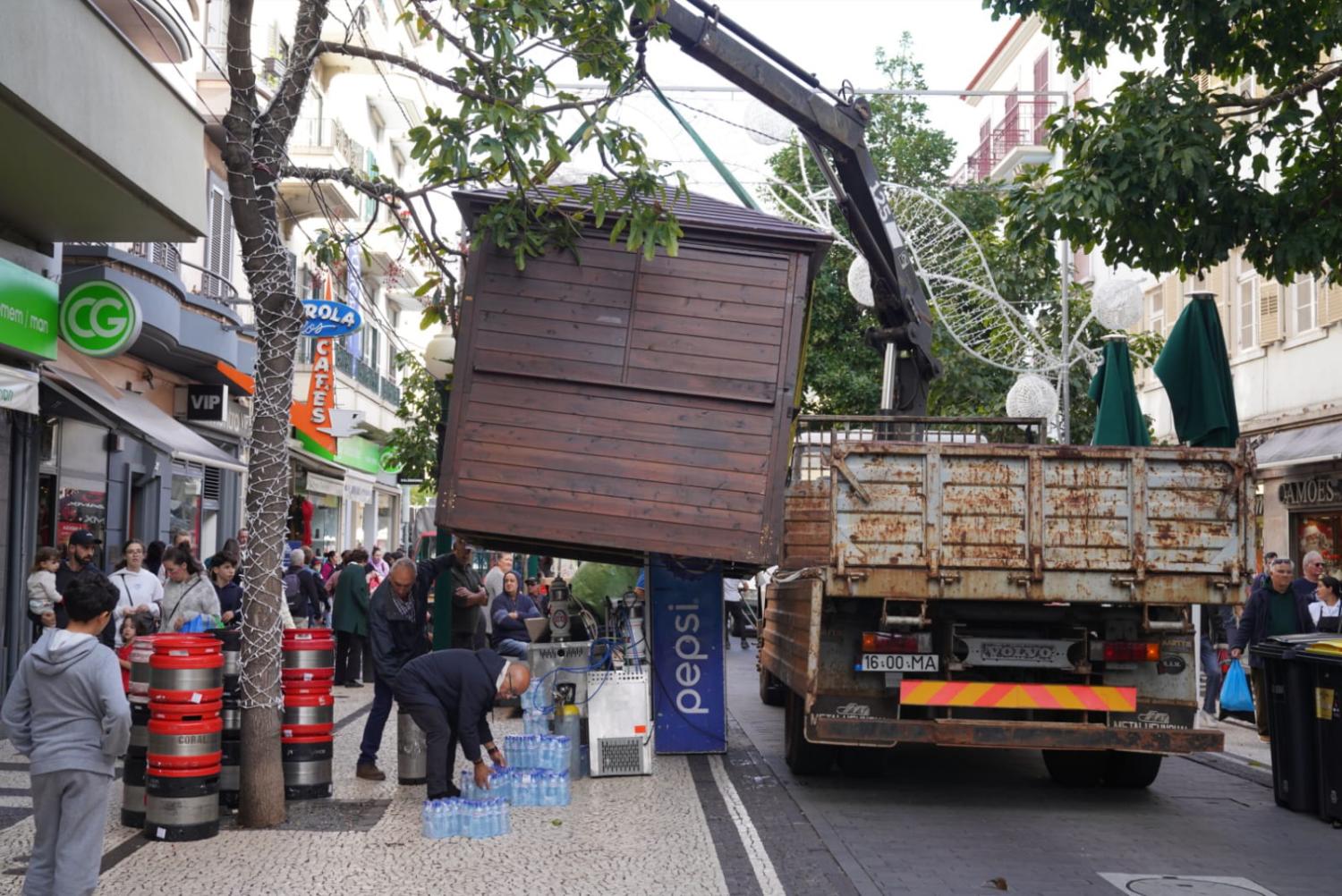 Azáfama para a noite do Mercado é grande e contagiante (com fotos)