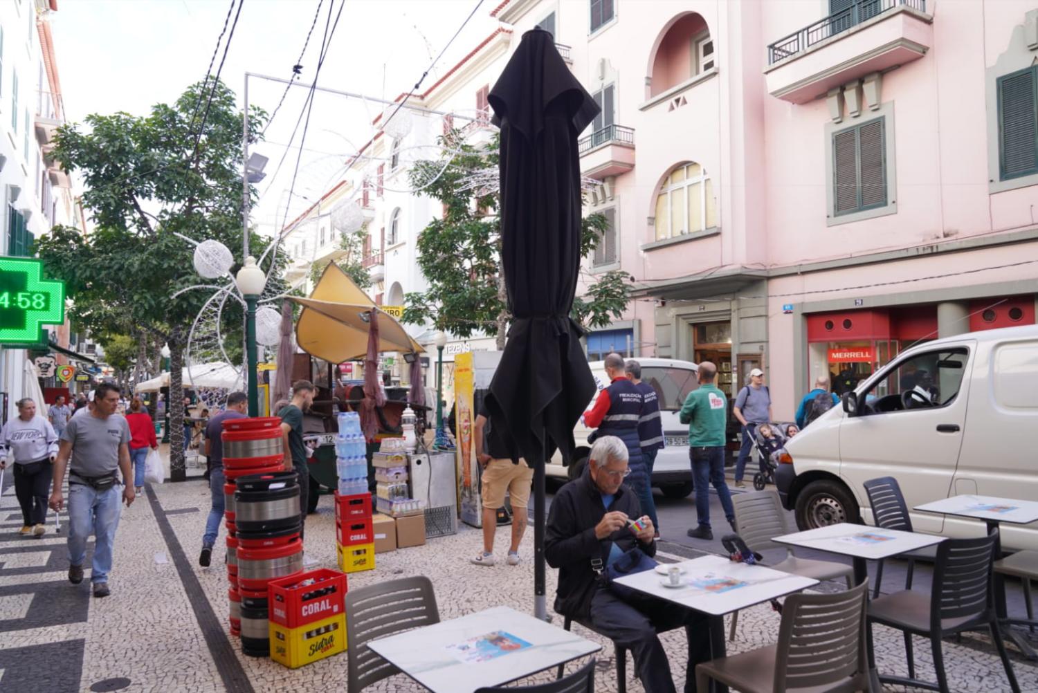 Azáfama para a noite do Mercado é grande e contagiante (com fotos)