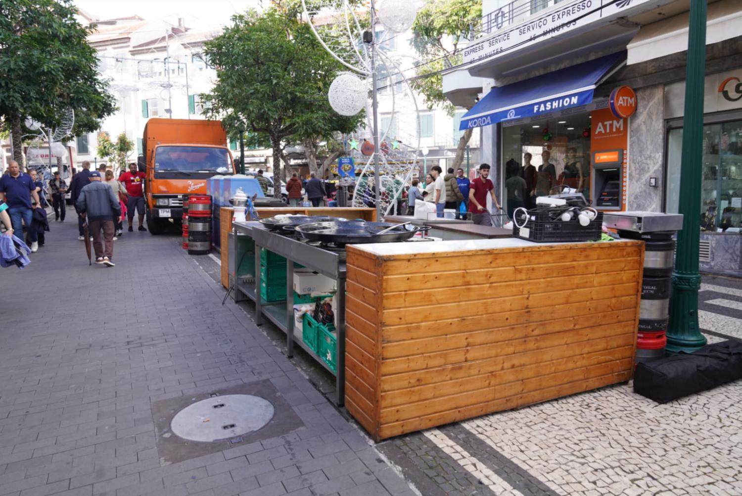 Azáfama para a noite do Mercado é grande e contagiante (com fotos)