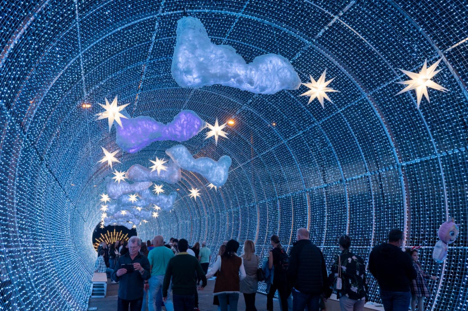 Comece pela Praça do Povo e siga pelo Cais do Funchal, onde os túneis de luz criam, este ano, um cenário celestial cheio de magia. Explore também a Rua Fernão Ornelas, Largo do Chafariz e Largo Phelps.