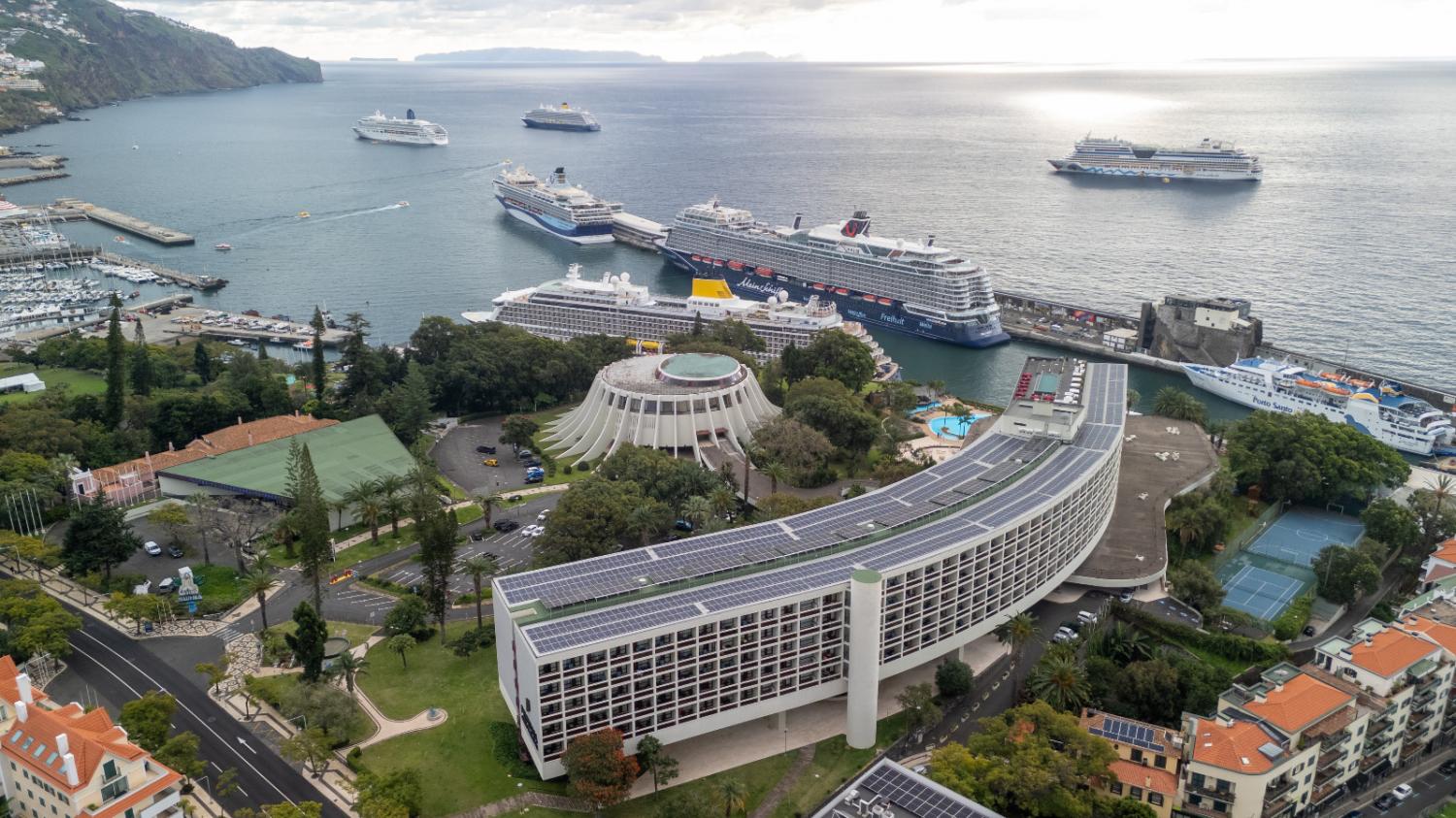 Sete cruzeiros permanecem no Funchal após noite mágica