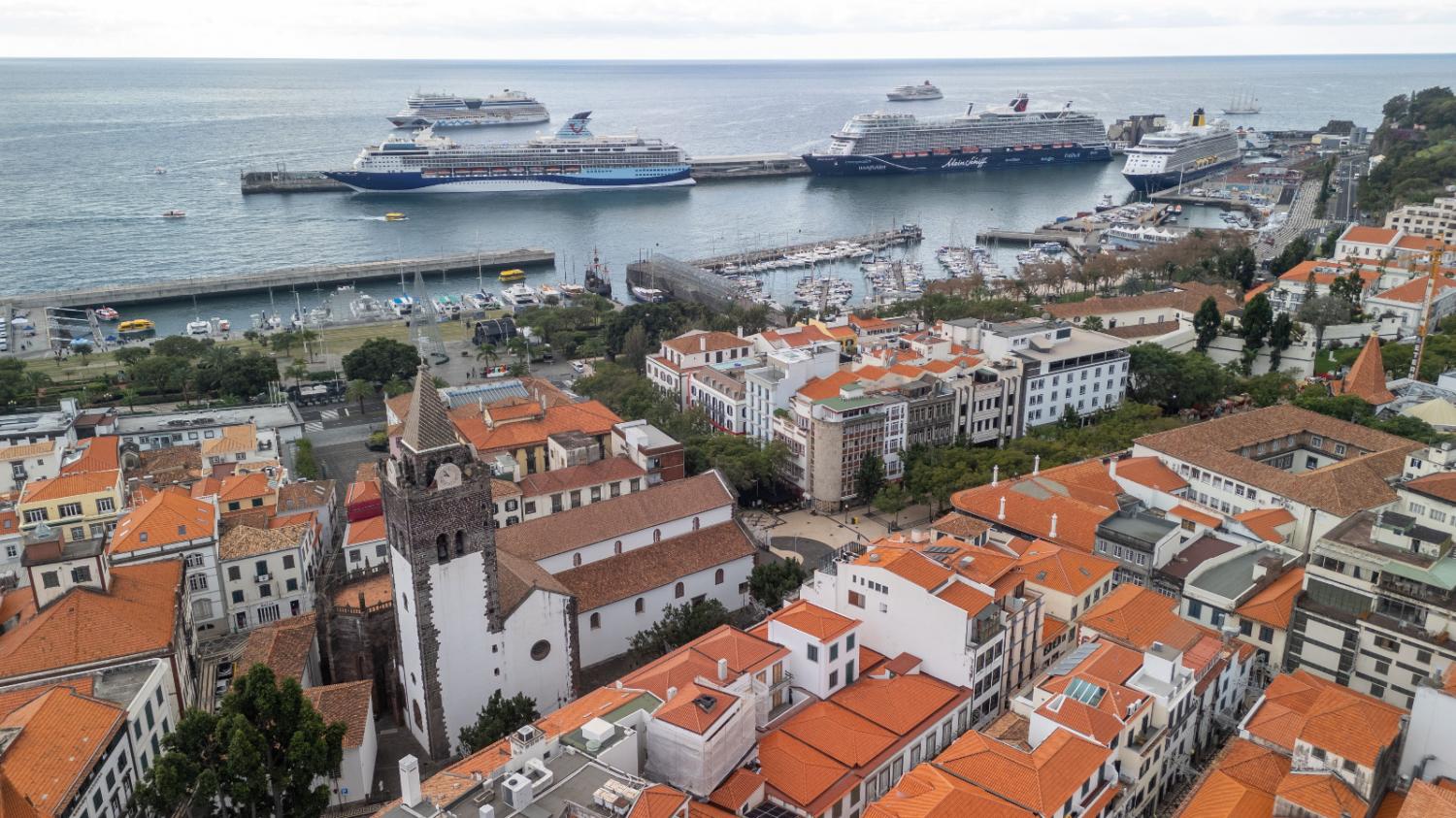 Sete cruzeiros permanecem no Funchal após noite mágica