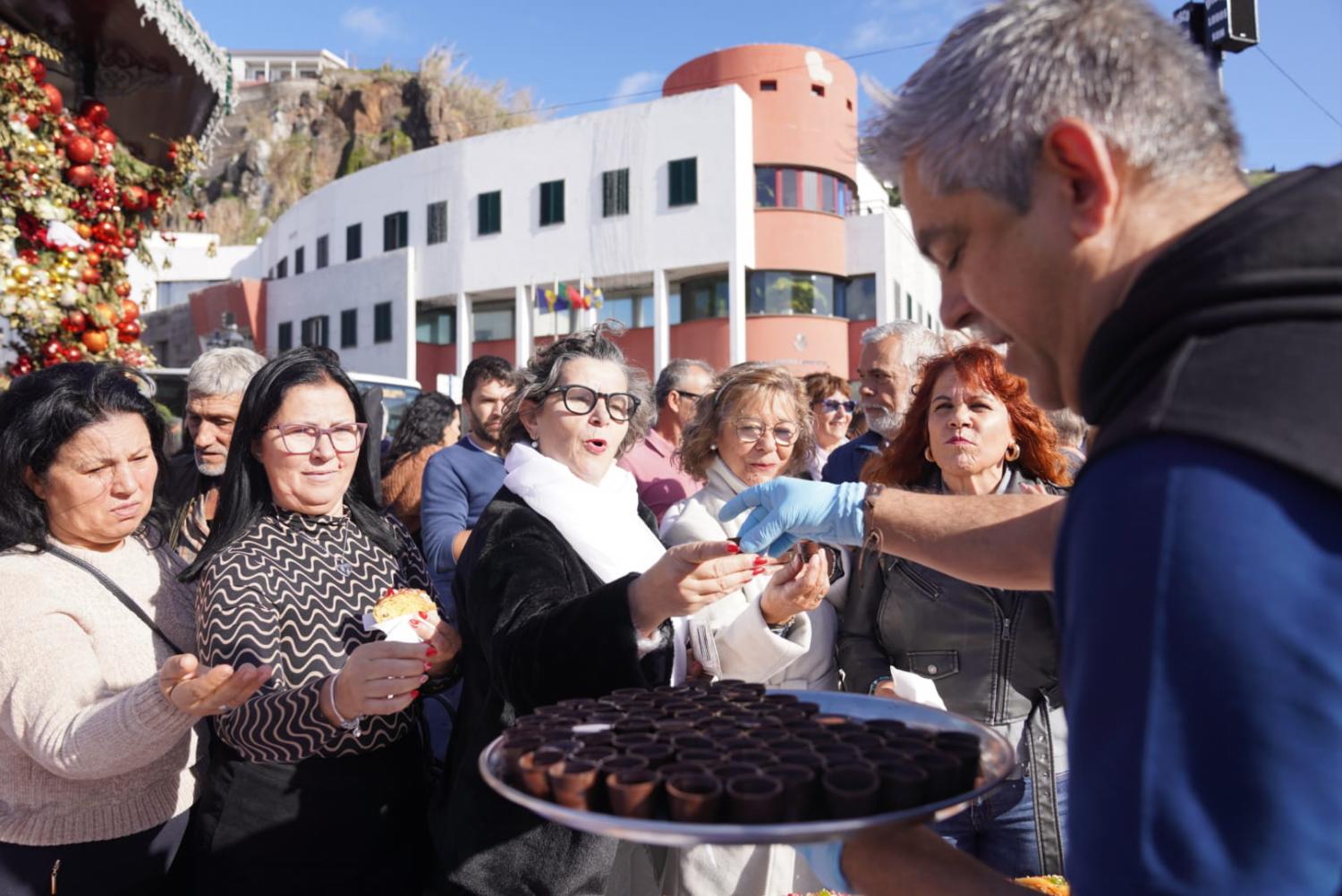 Mega bolo-rei reúne centenas em Câmara de Lobos