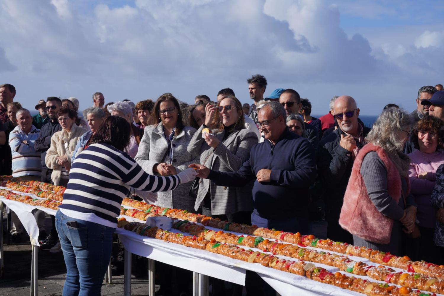 Mega bolo-rei reúne centenas em Câmara de Lobos