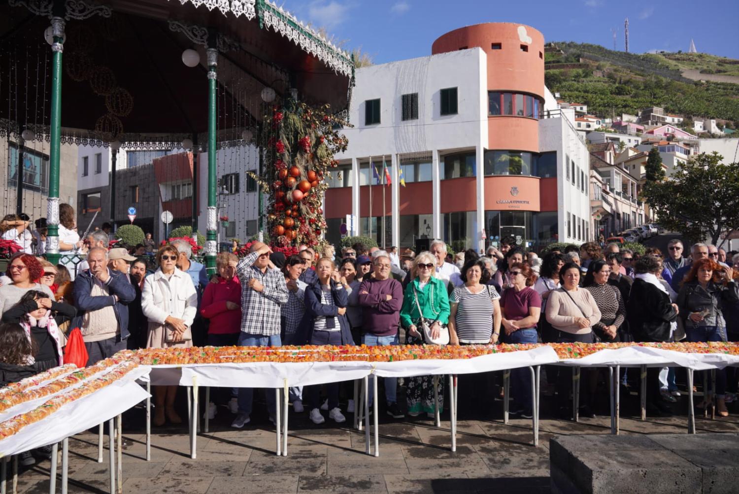 Mega bolo-rei reúne centenas em Câmara de Lobos