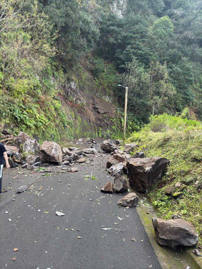 Derrocada de grandes dimensões na Ponta Delgada